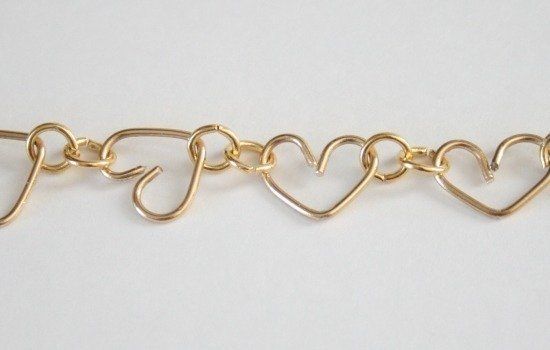 Jewelry Wire Heart Chain DIY ⋆ Dream a Little Bigger Diy Wire Chain, Wire Bracelet Tutorial, Chain Tutorial, Silver Wire Jewelry, Diy Wire Jewelry Rings, Heart Bangle Bracelet, Wire Jewelry Rings, Mom Bracelet, Wire Heart