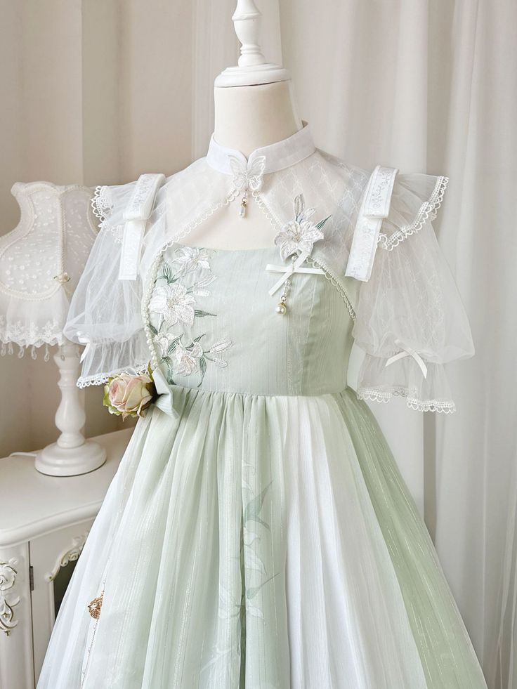 A light green jumper skirt like a veil worn by fairies.
 The lily flower on the chest and the rose on the waist create an elegant and elegant atmosphere.
 Pair with a short bolero with a sense of sheerness for a magical and beautiful young lady.



 <item>



 jumper skirt + bolero

 jumper skirt

 bolero






 <Size>



 jumper skirt



 small size



 Length: 95cm

 Bust: 82-92cm

 Waist: 68-78cm




 medium size



 Length: 97cm

 Bust: 86-96cm

 Waist: 72-82cm




 L size



 Length: 99c Spring Fairycore Vintage Dress For Party, Elegant Sleeveless Fairy Dress For Spring, Green Sleeveless Fairycore Dress, Vintage Fairy Dress With Ruffles For Spring, Green Fairycore Dress For Spring, Spring Green Fairycore Dress, Elegant Fairy Dress For Spring Garden Party, Spring Wedding Fairy Dress, Fairycore Vintage Dress With Ruffles For Garden Party