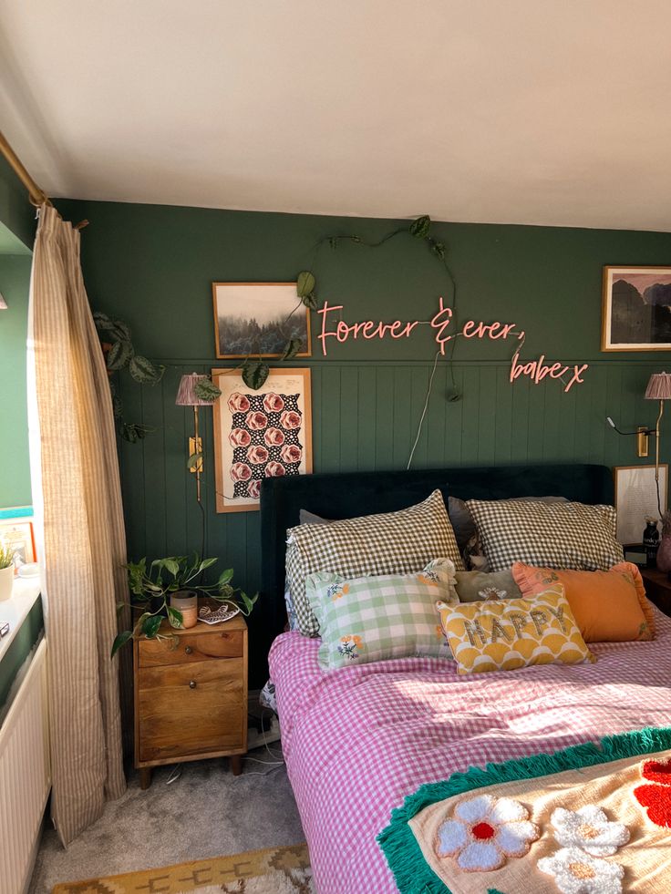 Bedroom design, bedroom, bedroom decor, green bedroom, cosy bedroom, colourful bedroom Punk And Green Bedroom, Boho Colourful Bedroom, Green Cosy Bedroom, Colourful Eclectic Bedroom, Cosy Maximalist Bedroom, Maximalist Green Bedroom, Cosy Green Bedroom, Green Maximalist Bedroom, Boohoo Bedroom