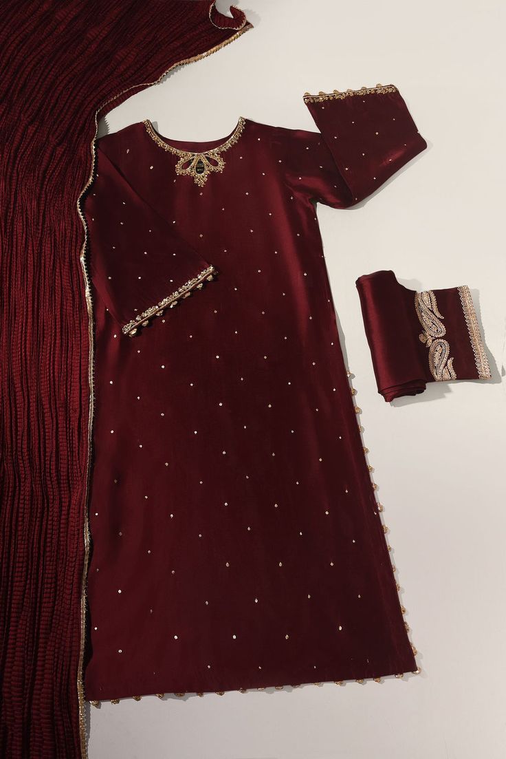 Curated on burgundy pure raw silk 58 Gms with intricate gold craftsmanship, styled with embellished straight trousers, the whole look comes together with a pure gotah crushed silk dupatta. The length of the long kameez is 48 inches. Order Duration: 4 to 6 weeks Bari Dresses Pakistani, Raw Silk Dress Designs, Pretty Suits, Long Kameez, Raw Silk Dress, Simple Dress Casual, Suit Embroidery, Agha Noor, Desi Outfits