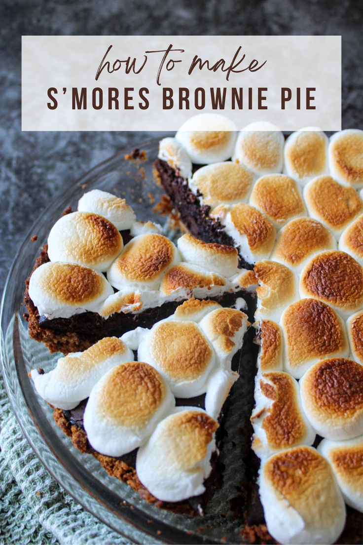 a cake with marshmallows on top and the words how to make s'mores brownie pie