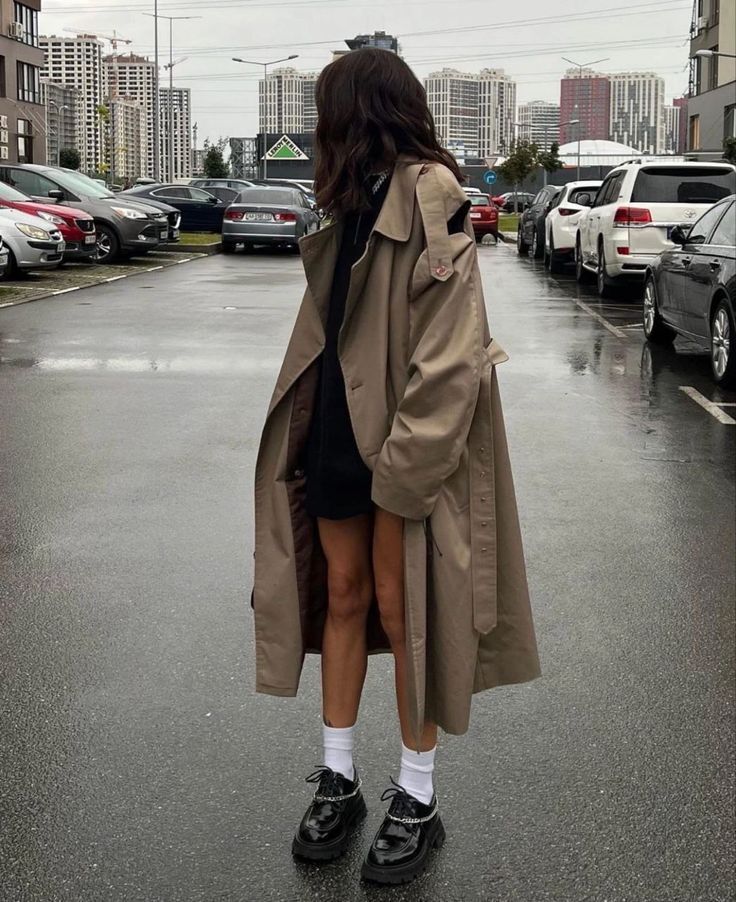 Italy Rainy Day Outfit, Rainy New York Outfit, London Rainy Day Outfit, Rainy Day Aesthetic Outfit, Rainy Summer Outfit, Rainy Weather Outfits, Trench Coat Outfits, Paris Fits, London Outfits