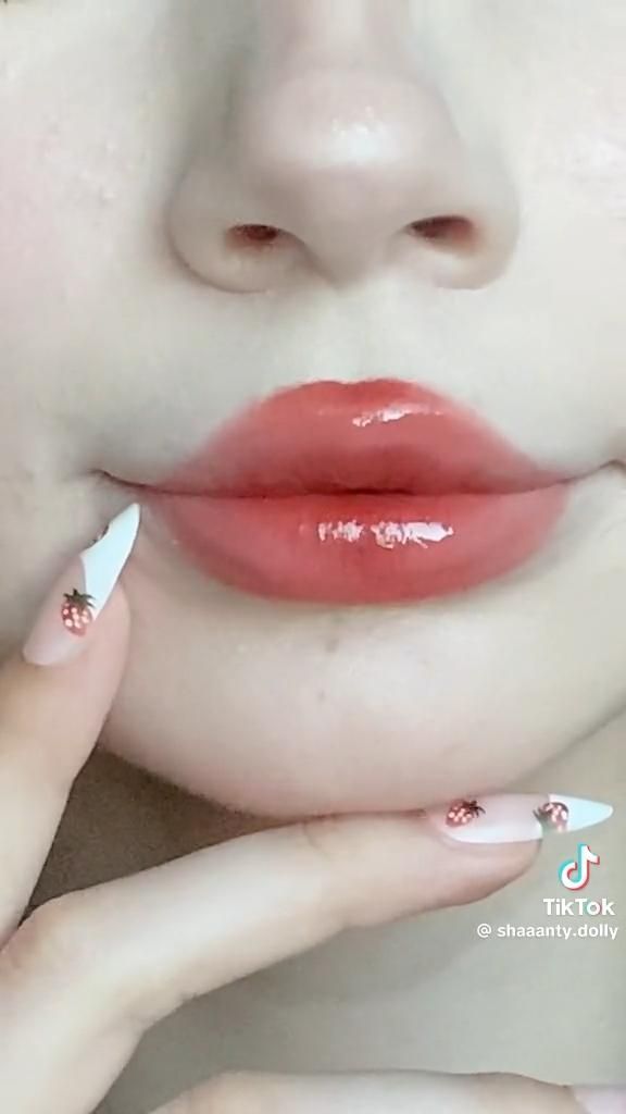 Kawaii Lip Tutorial, Dolly Lips Makeup, Dolly Makeup Look, Cute Dolly Makeup, Dolly Make Up, Dolly Makeup Aesthetic, Juicy Lips Tutorial, Dolly Makeup Tutorial, Tea Party Makeup