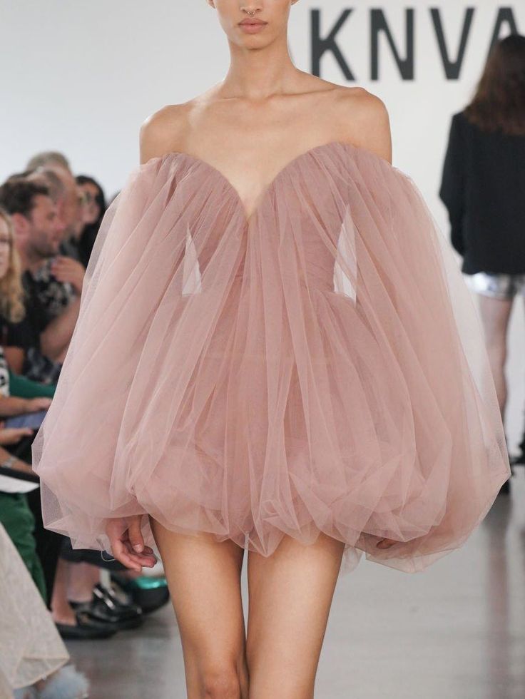 sam on X Runway Fashion Couture, Tulle Top, Estilo Taylor Swift, Design School, Glam Dresses, Top 4, Fancy Dresses, Fashion Sewing, Fashion Details