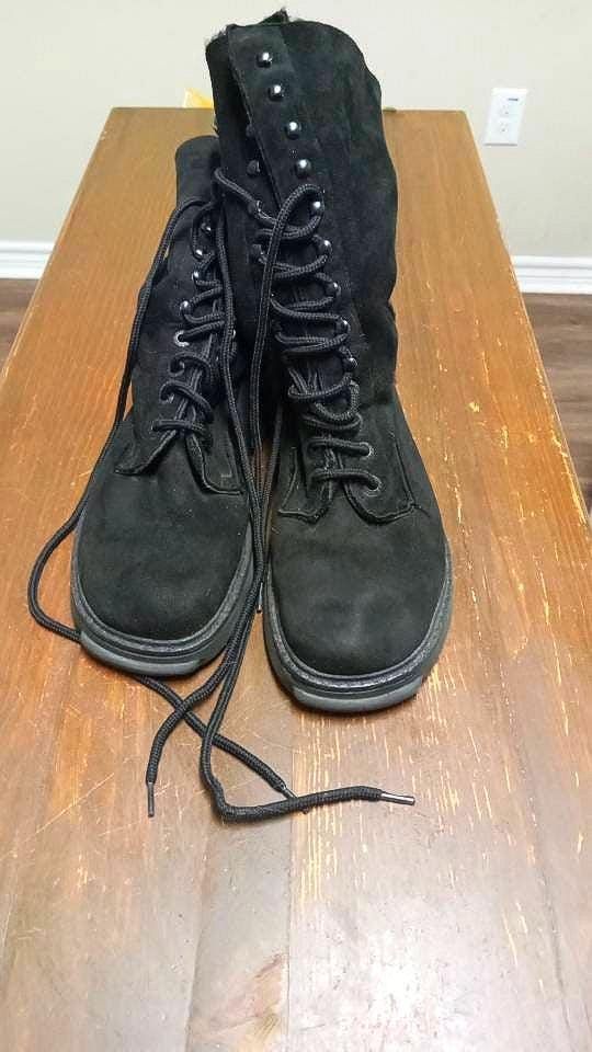 These are in great condition. Fully lined lace up Streetwear Lace-up Combat Boots With Laces, Casual Lace-up Boots With Lacing, Casual Combat Boots With Laces, Streetwear Lace-up Combat Boots, Casual Combat Boots With Lacing, Casual Suede Lace-up Hiking Boots, Dkny Boots, Sport Fitness, Cowboy Boots