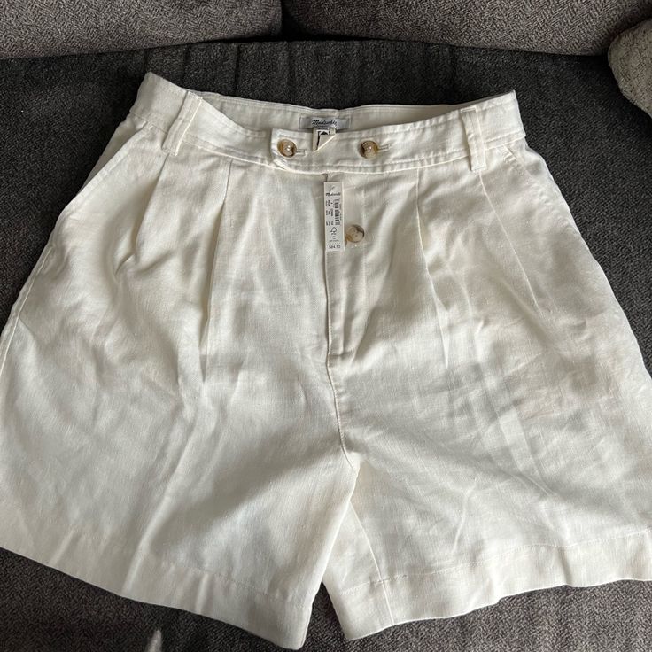 New With Tags Size 8 Perfect For Spring/ Summer White Workwear Shorts With Pockets, White Bermuda Bottoms For Day Out, White Bottoms With Short Inseam For Day Out, White Bermuda Bottoms For Spring, Casual White Shorts For Work, Chic White High-waisted Shorts, White Linen Bermuda Bottoms, Chic High Waist White Shorts, Chic White Short-length Bottoms