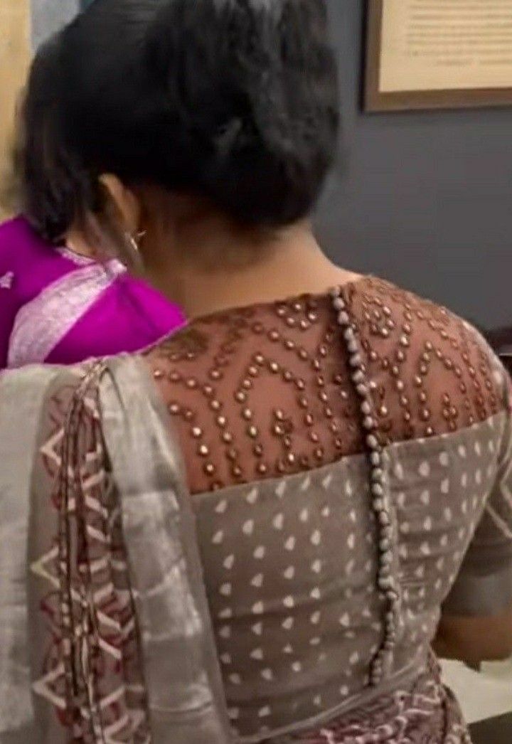 Blouse Back Pattern, Blouse Designs High Neck, Boat Neck Blouse Design, Blouse Stitching, Best Blouse Designs, Saree Blouse Neck Designs, New Saree Blouse Designs, Latest Model Blouse Designs, Fashionable Saree Blouse Designs