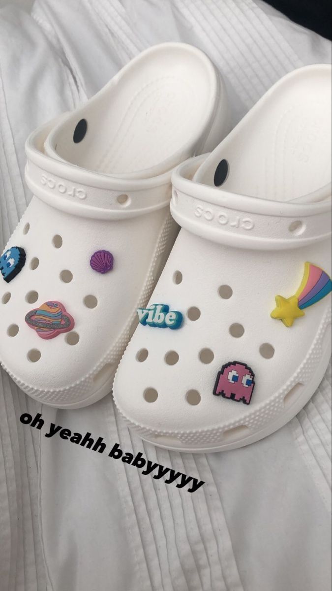 Crocs With Cute Charms, White Croc Inspiration, Crocs Charm Aesthetic, Crocks Outfits Aesthetic, Cute Shoes Crocs, White Crocs Inspo Charms, White Crocs Jibbitz Ideas Aesthetic, Creme Crocs, Outfits That Go With Crocs