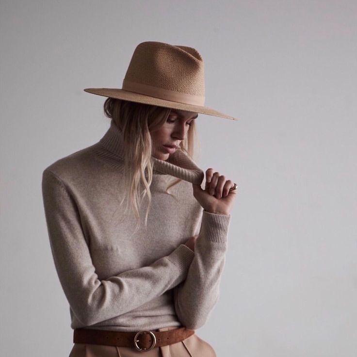 SIMONE | #janessaleone Hat Outfit Winter, Neutral Tone Outfits, Camel Outfit, Look Zara, Beige Hat, Hat Outfit, Beige Outfit, Winter Boho, Women Fashion Edgy