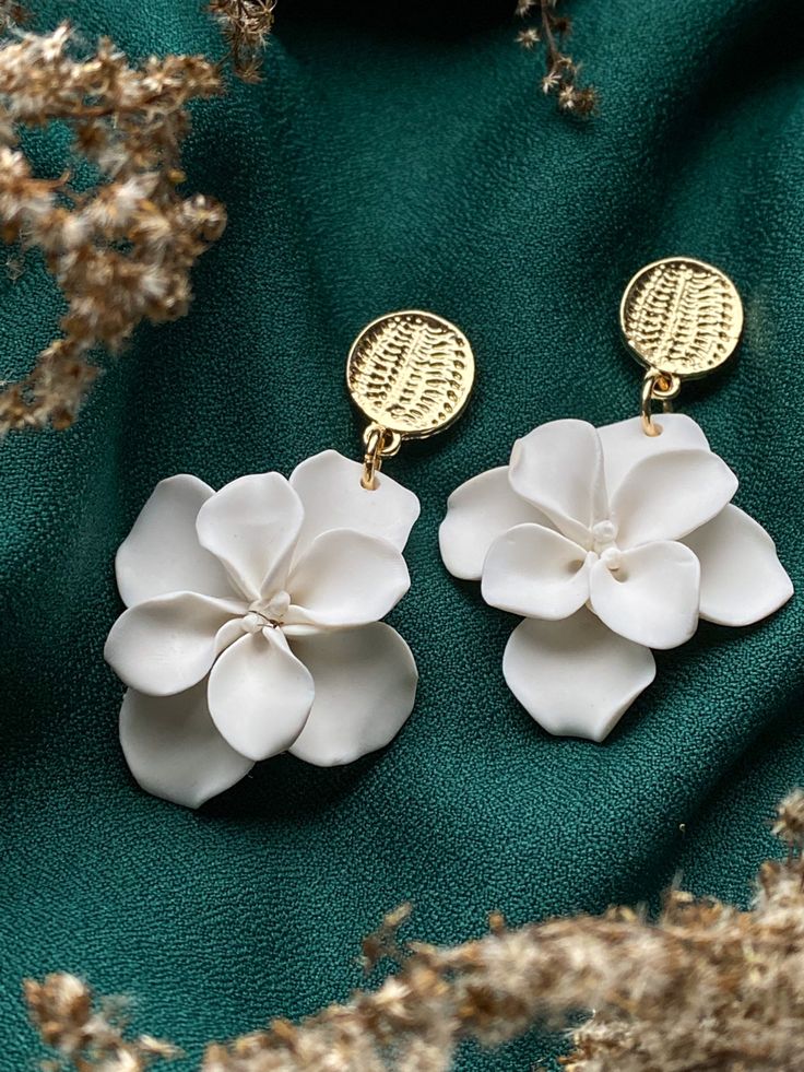 Handmade Polymer Clay Earrings #polymerclayjewelry #earrings #earringsforwomen #handmade #christmas #flowers #white #floral #gifts #giftideas #womenfashion #accesorios #accessories Bridal Earrings Polymer Clay, Clay Earrings Floral, Wedding Polymer Clay Earrings, Clay Bridal Earrings, Polymer Clay Bridal Earrings, Wedding Clay Earrings, Polymer Clay Floral Earrings, Bridal Clay Earrings, Polymer Clay Wedding Earrings