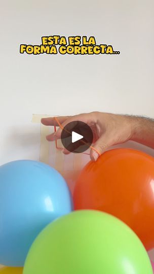 a person is holding some balloons in front of them and pointing to the screen that reads, esta es la forma correcta correcta