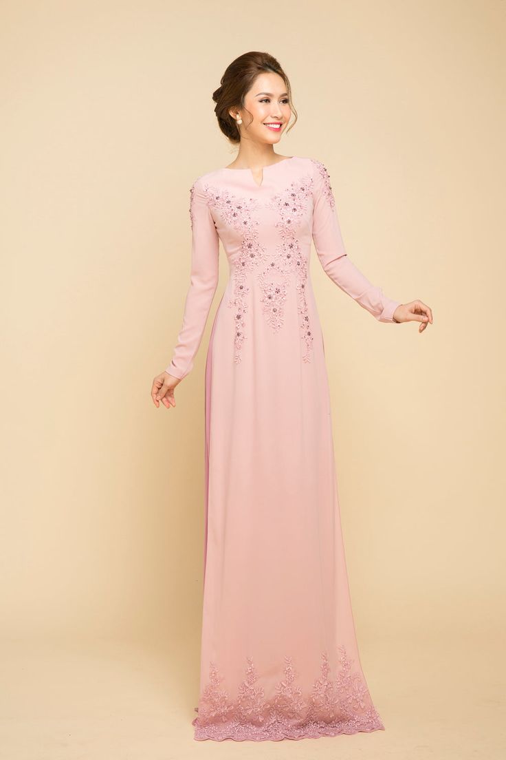 Scoop neck Material: Crepe, lace, beading Long sleeves Type: Modern ao dai Vietnam Dress, Red Bridal Dress, Vietnamese Traditional Dress, Girls Long Dresses, Vietnamese Dress, India Fashion, Two Piece Dress, Indian Outfits, Dress Patterns