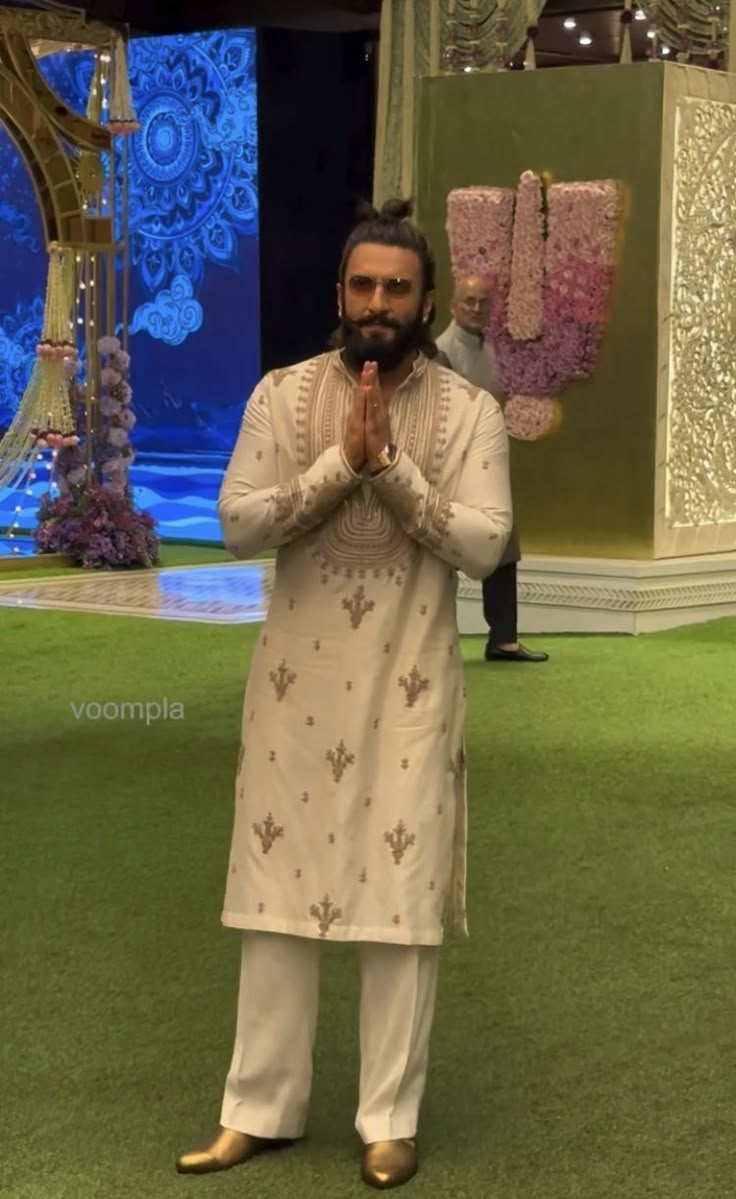 Indian Kurta Men Design, Shadi Dresses For Boys, Ranveer Singh Kurta Pajama, Kurta Inspo For Men, Jodhpuri Kurta For Men Wedding, Designer Kurta Pajama For Men, Wedding Dress For Groom Indian, Shadi Outfit For Men, Mens Indian Wear Wedding