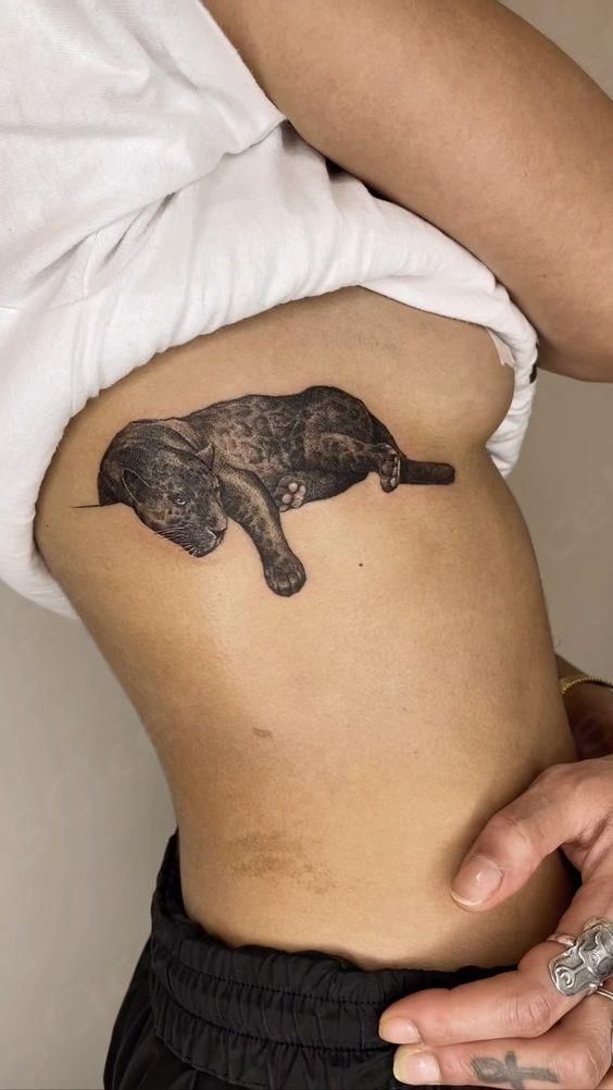 Black Pantera Tattoos, Panther And Cheetah Tattoo, Back Panther Tattoo, Panther Tattoo Aesthetic, Feminine Panther Tattoo For Women, Women Animal Tattoo, Black Panther Back Tattoo, Black Animal Tattoos, Feminine Panther Tattoo