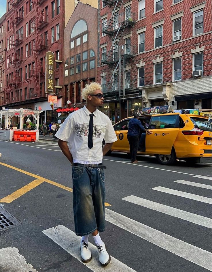 Mens Outfits Streetwear, Streetwear Fashion Menswear, Skater Outfit, Green Beanie, Nyc Fits, Pink Trousers, Black Men Street Fashion, Streetwear Fits, Ootd Outfits