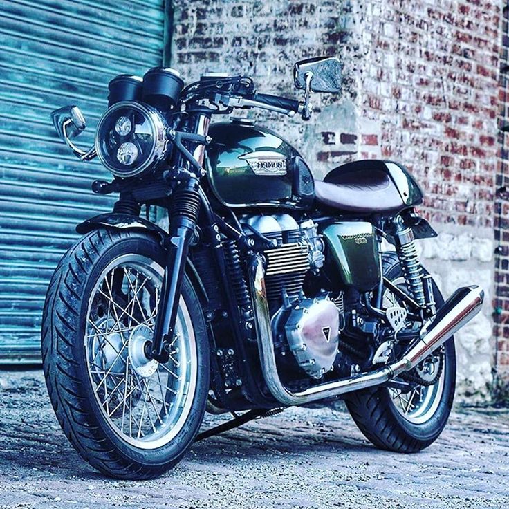 a black motorcycle parked in front of a building