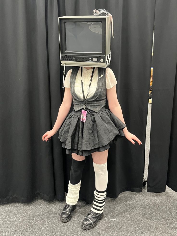 Weird Core Tv Head, Tv Head Cosplay Tutorial, Creepycore Outfits, Cardboard Tv Head, Tv Head Costume, Dreamcore Tv, Object Head Cosplay, Weirdcore Accessories, Tv Head Character