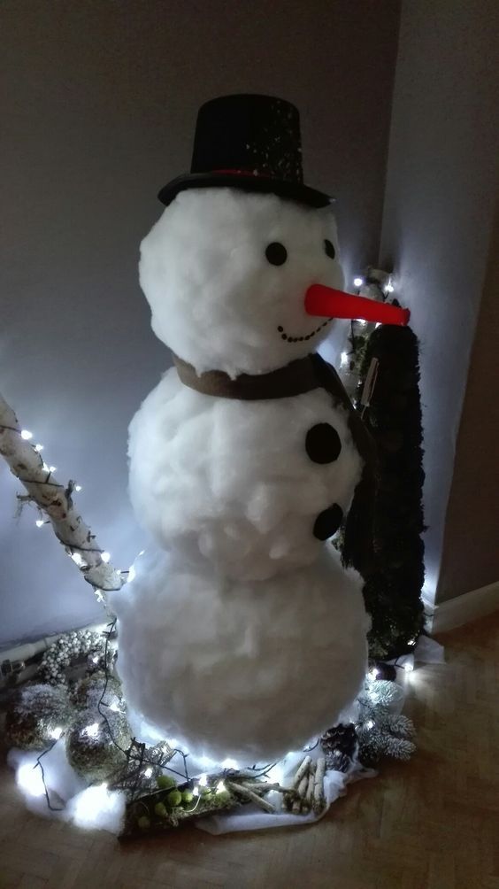 DIY Christmas Decor Ideas - RecipeMagik Diy Indoor Snowman, Diy Christmas Snowman, Hanukkah Diy, Winter Wonderland Christmas Party, Outdoor Snowman, Christmas Decor Diy Cheap, Diy Snowman Decorations, Happy Christmas Day, Candy Land Christmas Decorations