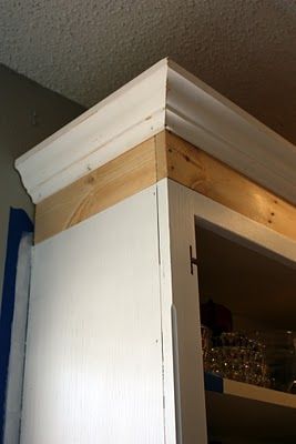 the corner of a kitchen cabinet is painted white