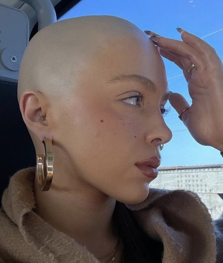 Bald Head Girl, Buzzcut Girl, Donne Calve, Shaved Hair Women, Bald Head Women, Girls With Shaved Heads, Bald Look, Shaved Head Women, Buzzed Hair