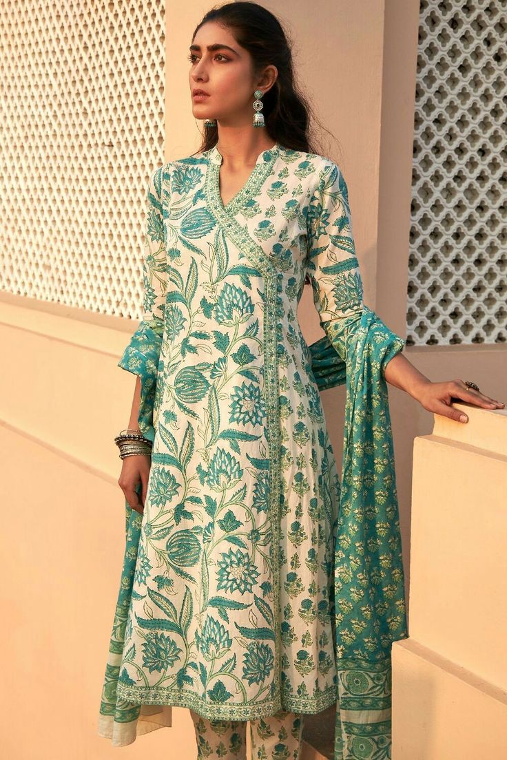 Printed Kurti Designs, Kurti Fashion, Silk Kurti Designs, Indian Kurti Designs, Angrakha Style, Kurta Patterns, Simple Kurta Designs, Designer Kurti Patterns, Simple Kurti Designs