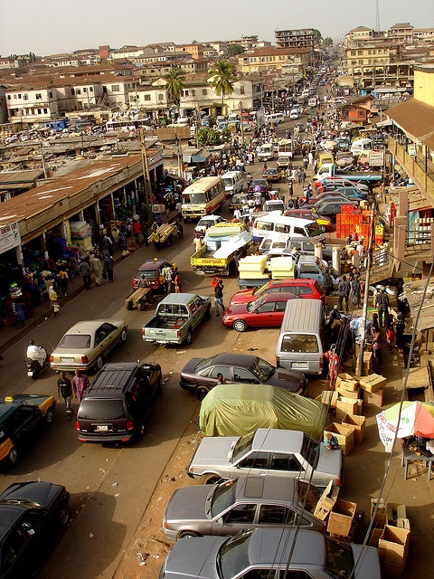 a busy city street filled with lots of traffic