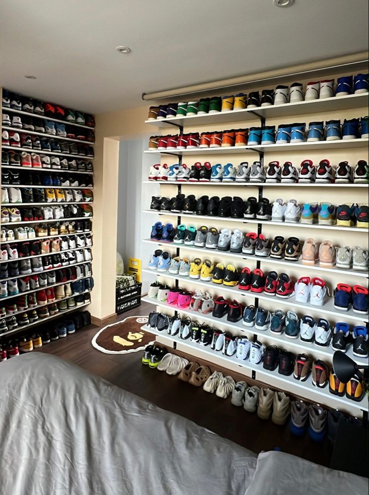 Sneaker Head Closet, Sneakerhead Bedroom, Functional Closet, Sneakerhead Room, Sneaker Closet, Shoe Store Design, Sneaker Displays, Sneakers Design, Hypebeast Room