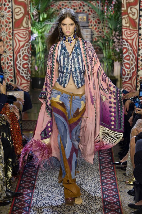 Défilé Roberto Cavalli Feminine Urge, Moda Hippie, Boho Inspo, Look Boho Chic, Hippy Style, Duster Kimono, Runway Fashion Couture, Fresh Fashion, Mode Boho