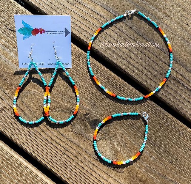 Diy Western Jewelry, Easy Necklace, Simple Beaded Necklaces, Seed Bead Bracelet Patterns, Diy Jewelry To Sell, Beaded Earrings Native, Beaded Jewelry Necklaces, Beaded Earrings Diy, Beaded Necklace Designs