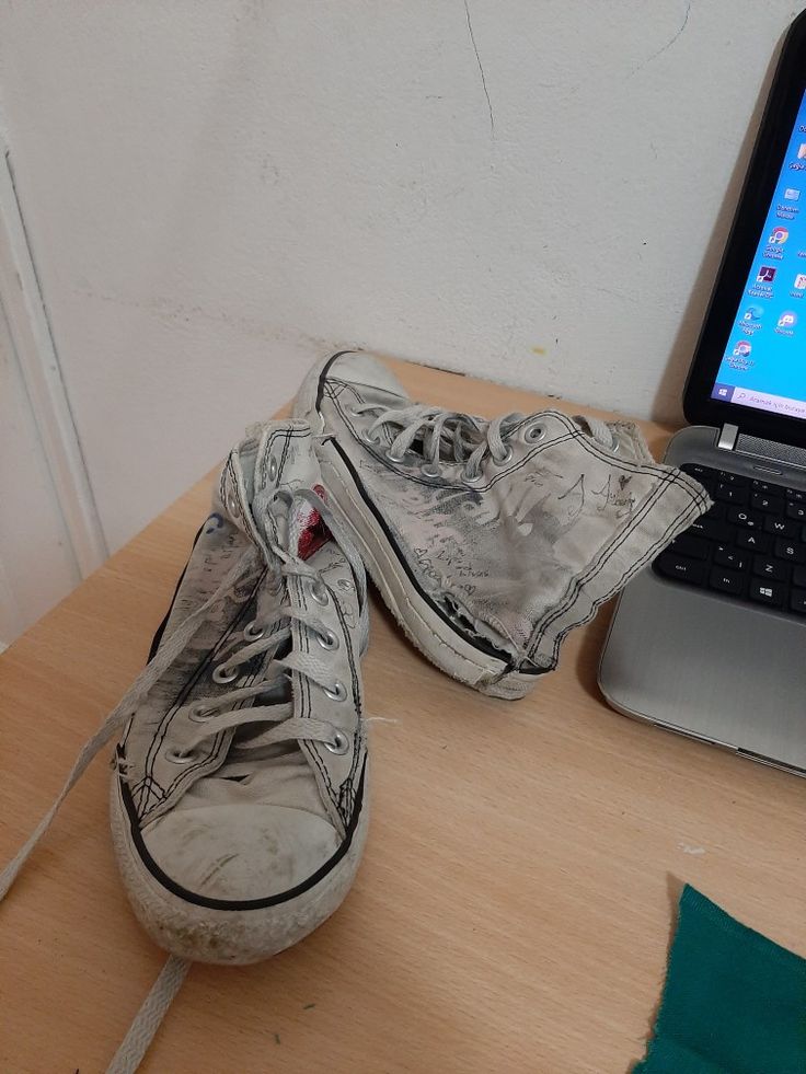 Old Shoes Aesthetic, Old Converse Aesthetic, Converse Costume, Old Converse, Y2k Converse, 90s Converse, Diy Converse, Shifting Closet, Converse Aesthetic