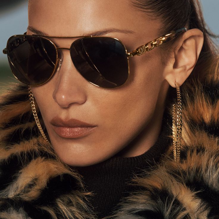 Everyone is wanting these Michael Kors aviator sunnies! Michael Kors Luxury Polarized Sunglasses, Michael Kors Fall, Tory Burch Sunglasses, Bella Hadid Outfits, Michael Kors Sunglasses, Aviator Glasses, Pilot Sunglasses, Sunglass Hut, Cool Sunglasses