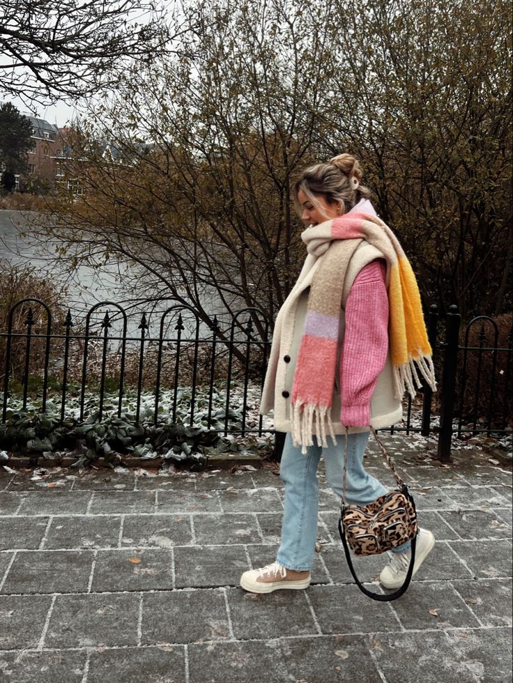 Pink knitted sweater outfit. outfit with levi’s 501 straight leg jeans. Leopard nunoo bag. Colourful outfit ideas. Platform converse tri-panel.