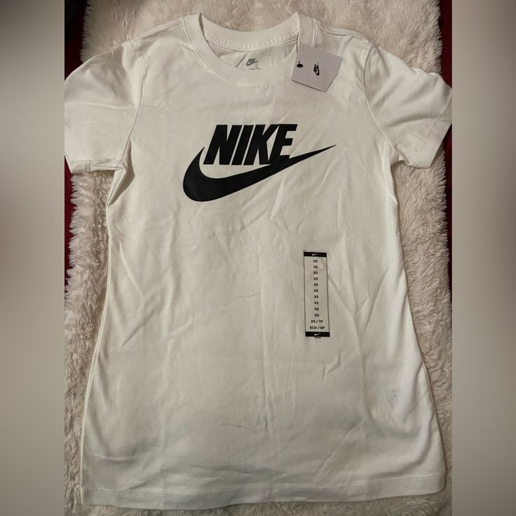 New With Tags Nike Sports T-shirt With Logo, Sporty Workout T-shirt With Branding, Logo Print Crew Neck T-shirt For Athleisure, Logo Print Crew Neck T-shirt In Athleisure Style, White Athleisure T-shirt With Logo Print, Nike Sporty T-shirt With Logo Print, White Athleisure T-shirt For Sports Season, White Athleisure T-shirt For Spring, Sporty Crew Neck T-shirt With Branding