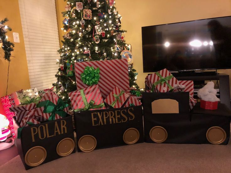 christmas presents are wrapped in black paper with gold trimmings and bows on them