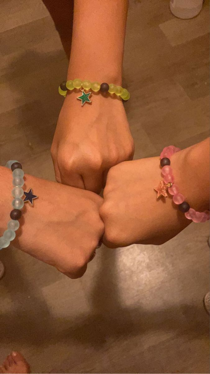 Best Friend Trio Bracelets, Trio Matching Accessories, Friendship Goals Trio, Bracelet Ideas For 3 Friends, Three Friendship Bracelets, Trio Bracelets Beads, Matching Bracelets For 3 Best Friends, Matching Bracelets 3 People, Friendship Bracelets For 3 Friends