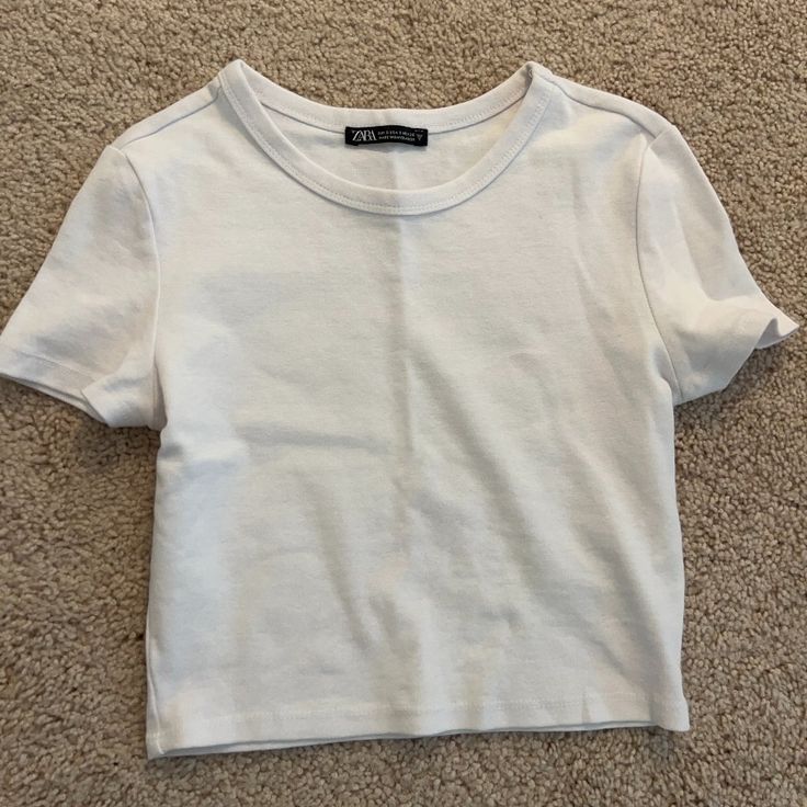 White Crop Top From Zara That Was Never Worn In Size S. Basic Plain Crop Top For Spring, White Crop Top Outfit, Zara Clothing, Baggy Jeans For Women, Zara Summer, Zara Crop Top, Zara Top, Crop Top Outfits, White Crop