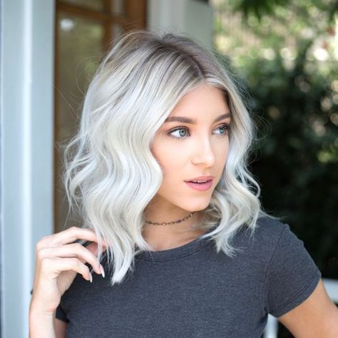 Short White Hair, Wavy Bob Haircuts, Icy Blonde Hair, Silver Blonde Hair, White Hair Color, White Blonde Hair, Balayage Blonde, Silver Blonde, Platinum Hair