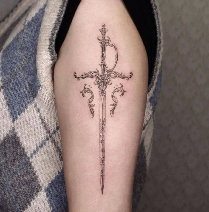 Collar Bone Tattoo Swords, Dager Tattoos, Feminine Dagger Tattoo, Rose Tattoo Hand, Magical Tattoos, Unique Cross Tattoos, Tattoo Hand, Tattoos Geometric, Dagger Tattoo