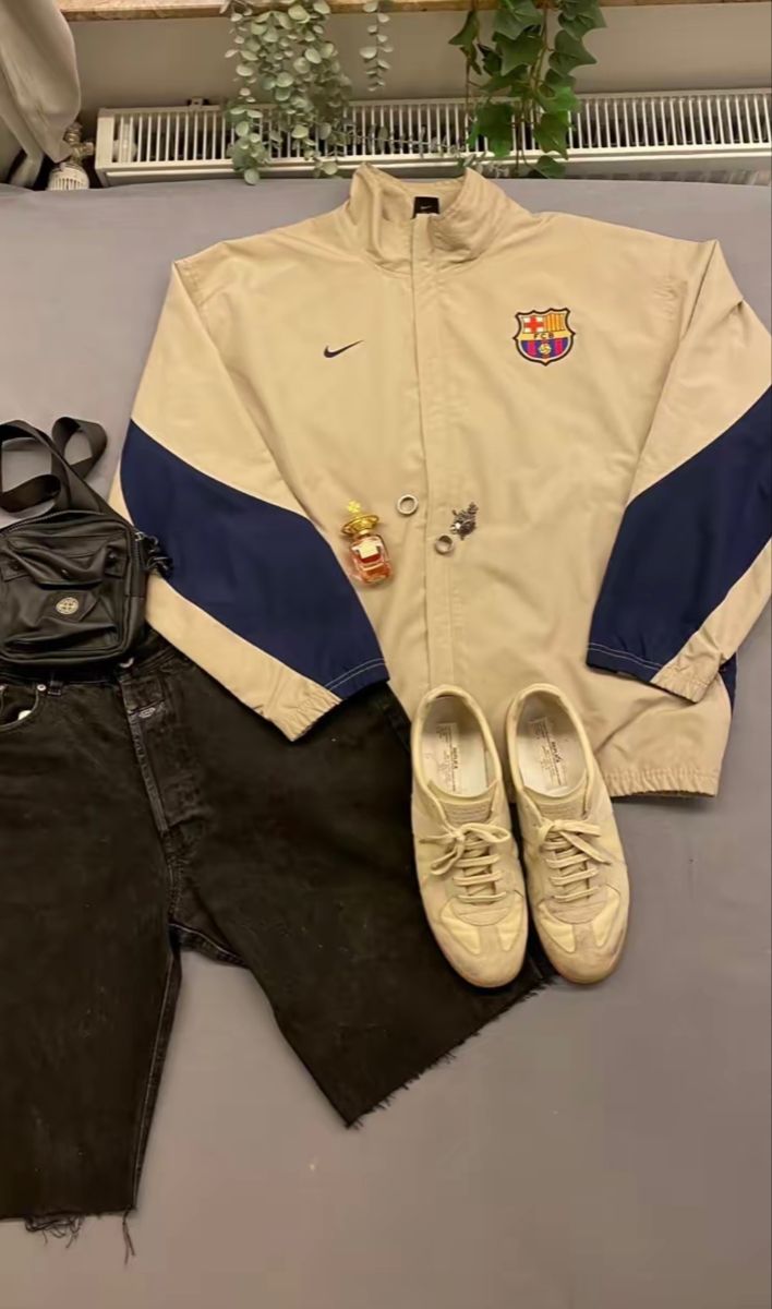 Barcelona Tracksuit, Cargo Pants Outfit Men, Football Jersey Outfit, Tracksuit Outfit, Pants Outfit Men, Retro Football Shirts, Classic Football Shirts, Football Fashion, Montezuma