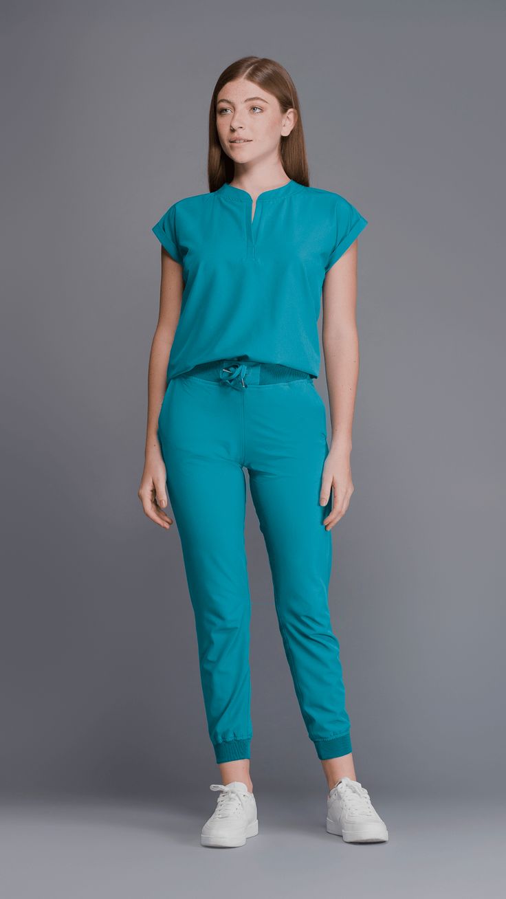 SCRUB: Diseñado con tecnología repelente, de diseño casual, minimalista y moderno. FILIPINA: Regular Fit Cuello Mao Composición: 88% Poliéster 12% Spandex PANTALONES: Ajuste regular 2 Bolsillos laterales Jareta frontal Composición: 88% Poliéster 12% Spandex MODEL IS WEARING SIZE SET: XS Height/Altura: 1.71m Bust/Pecho: 82cm Waist/Cintura: 60cm Hip/Cadera: 90cm Medical Scrubs Outfit, Doctor Outfit, Scrubs Outfit, Spandex Pants, Medical Scrubs, Casual Sets, Sea Green, Cute Gif, Cargo Pants