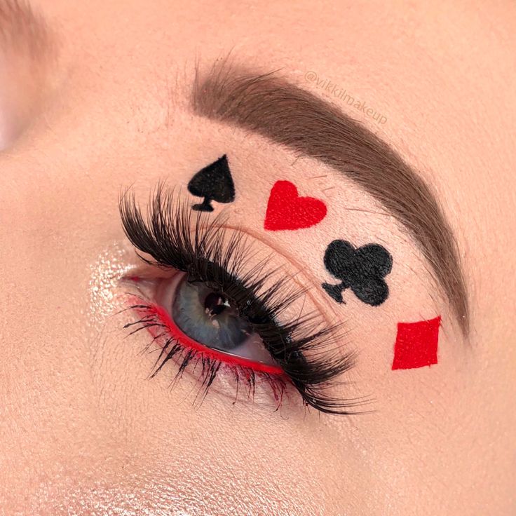 #fashion #makeup #instagram #makeuplook #makeupideas #makeupartist #instagram Queen Of Hearts Halloween Costume, Alice In Wonderland Makeup, Queen Of Hearts Halloween, Queen Of Hearts Makeup, Wonderland Makeup, Lizzie Hearts, Queen Of Hearts Costume, Creepy Halloween Makeup, Hot Halloween Outfits