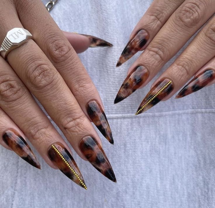 Tort Shell Nails, Long Leopard Nails, Tortoise Shell Nails Stilleto, Tortishell Nails Design, Cheetah Print Stiletto Nails, Coffin Tortoise Shell Nails, Stilleto Cheetah Nails, Brown Nails Design, Queen Nails