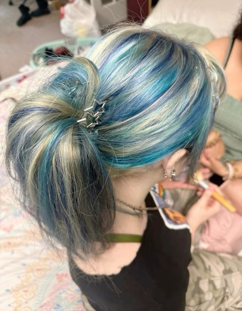 Hair Dye Inspo For Blondes, Indie Hair Dye Ideas, Colour Streaks In Hair, Unique Hair Dye Ideas Blonde, Blue And White Hair Aesthetic, Coloured Highlights Blonde Hair, Scene Hair Dye Ideas, Color Streaks In Hair, Skunk Hair Blonde