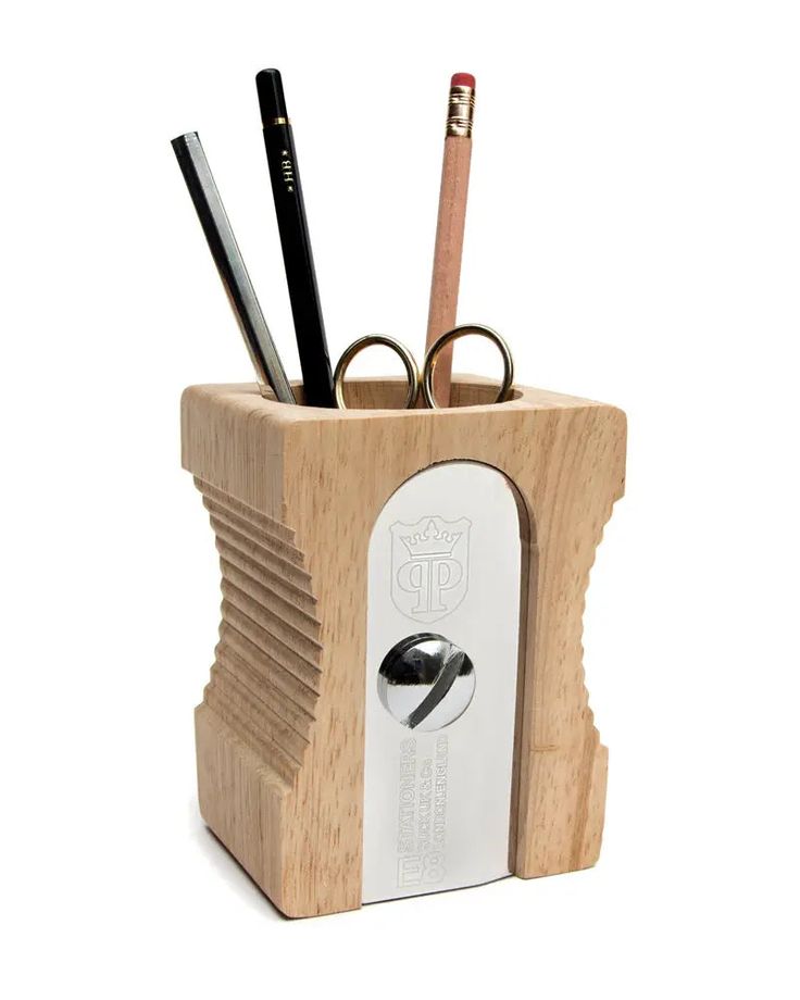 Light Wood Giant 'Pencil Sharpener' Desk Tidy Suck UK Pencil Holders For Desk, Giant Pencil, Wooden Office Desk, Back To University, Wooden Pen Holder, Art Supplies Storage, Office Stationary, Classic Desk, Unique Pens