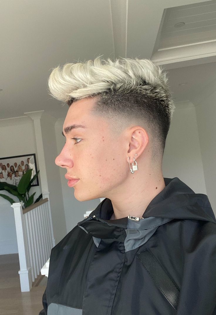 James Charles James Charles Haircut, Hear Stile, Hairstyles For Men 2023, Winter Haircut, Blond Men, Rashid Khan, Haircut 2023, Barbers Cut, Hairstyles Winter