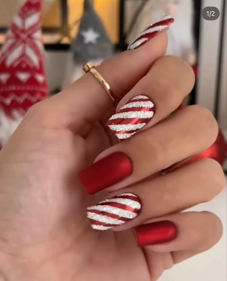 Winter Christmas Nails, Christmas Nails Winter, Candy Cane Nails, Christmas Gel, Fall Gel Nails, Holiday Nail Designs, Blue Acrylic Nails, Nail Shimmer, Gel Mani