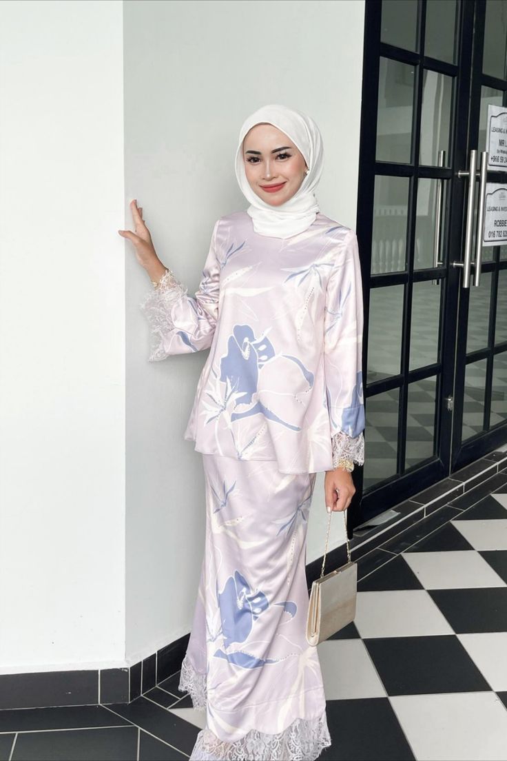 Baju Kurung Satin Silk, Baju Kurung Satin, Hijab Inspiration, Bride Dress Simple, Hot Dresses Tight, Muslim Women Hijab, Dresses Tight, Dress Simple, Fesyen Hijab