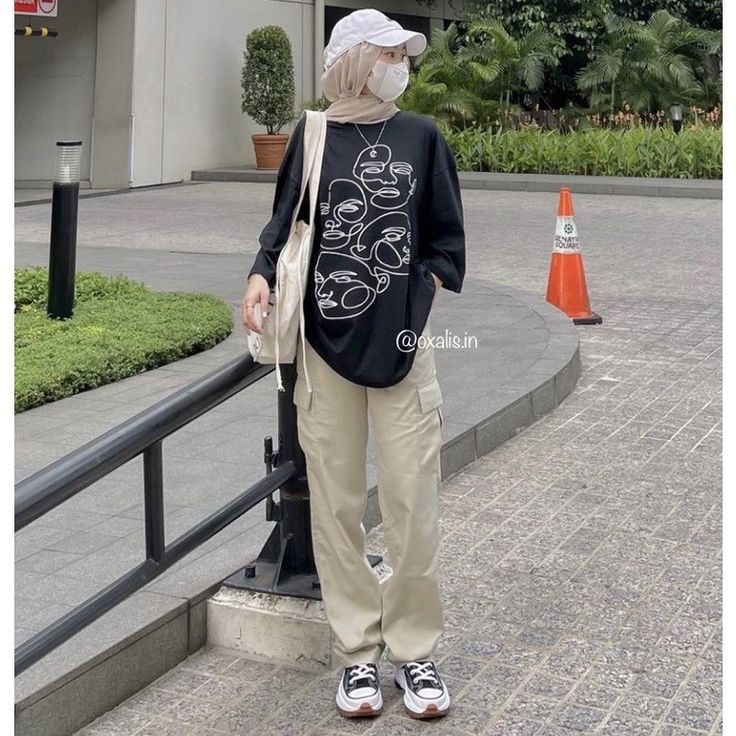 Hijab kaos oversized ini bisa di order ya gaes Hijab With Tshirt, Oversized Tshirt With Baggy Pants, Oversized T Shirt Hijab Outfit, Cargo With Tshirt, Over Sized Tshirt Aesthetic, Hijab Outfit Hoodie, Oversized Tshirt Outfit Women Hijab, Hijabi Tshirt Outfit, Baggy Tshirt Outfit Hijab