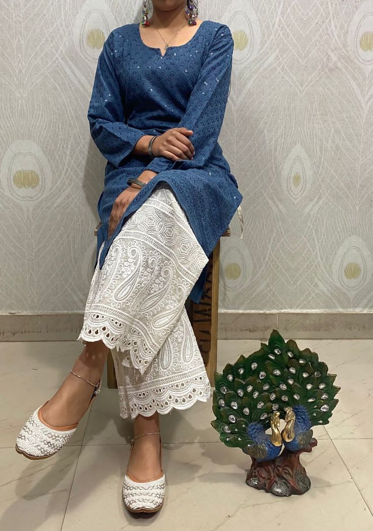 Chikankari Kurti with palazzo pants. Kurti With Palazzo, Desi Dress, Outfit Autumn, Desi Wear, Traditional Indian Dress, Casual Indian Fashion, Outfit Halloween, Desi Fashion Casual, Palazzo Pant