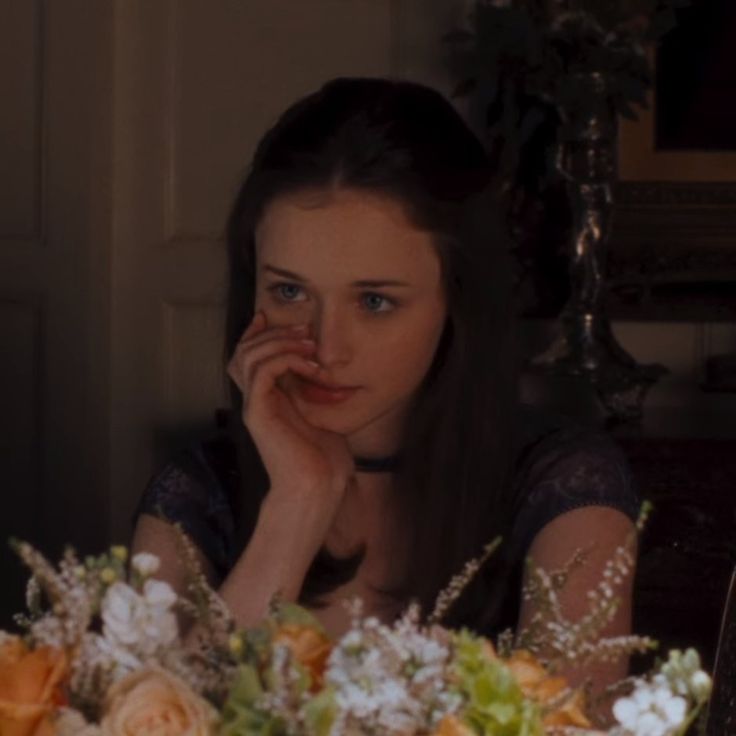 #rory #rorygilmore #gilmoregirls #alexisbledel #starshollow #2000s #hartford Rory Gilmore Style, Team Logan, Jess Mariano, Alexis Bledel, Lorelai Gilmore, Stars Hollow, Movies And Series, Chuck Norris, Rory Gilmore